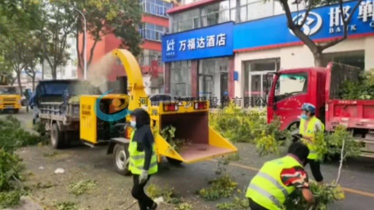1704852695118463.jpg 園林綠化樹枝粉碎機(jī)西安客戶使用現(xiàn)場.jpg
