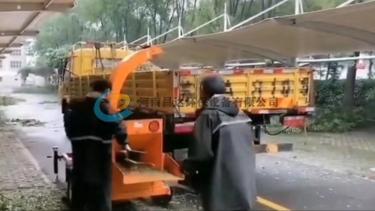 小型園林綠化樹枝粉碎機上海客戶使用現場