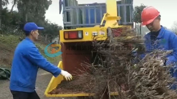 1704853484101627.jpg 6145型樹枝粉碎機江蘇客戶使用現場.jpg
